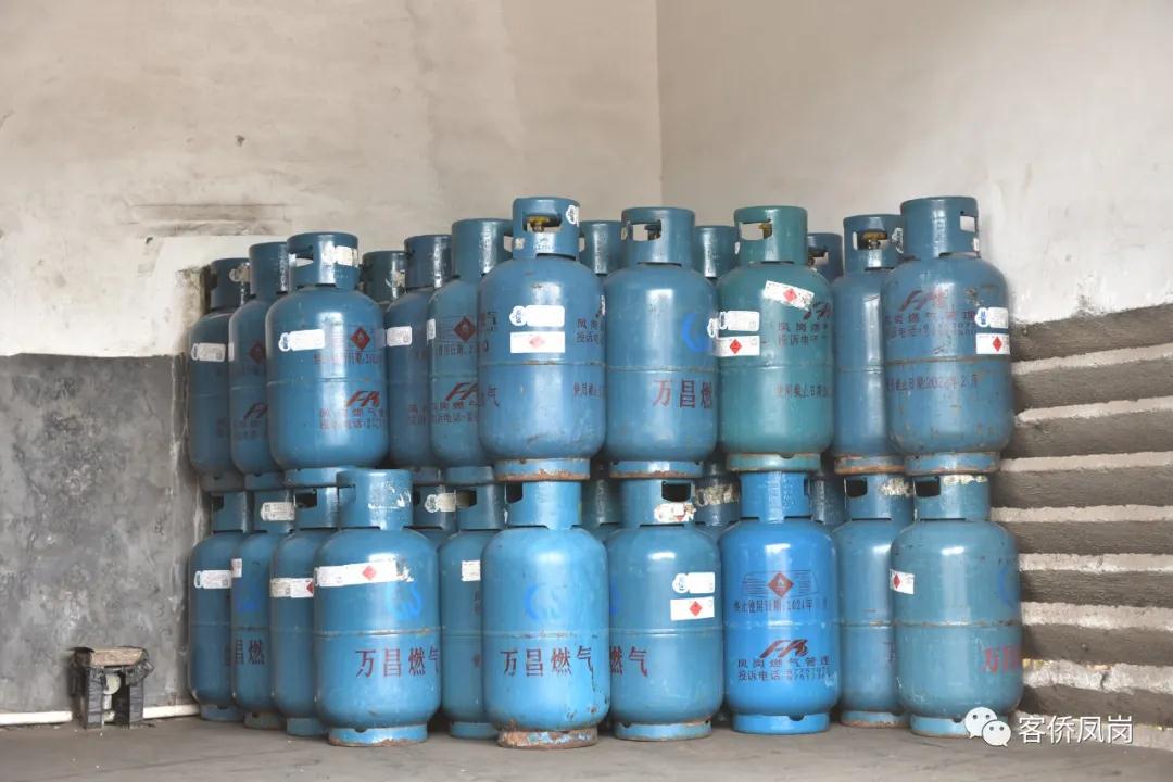 凤岗镇深入开展瓶装液化气供应站安全大检查 全力拧紧用气“安全阀”